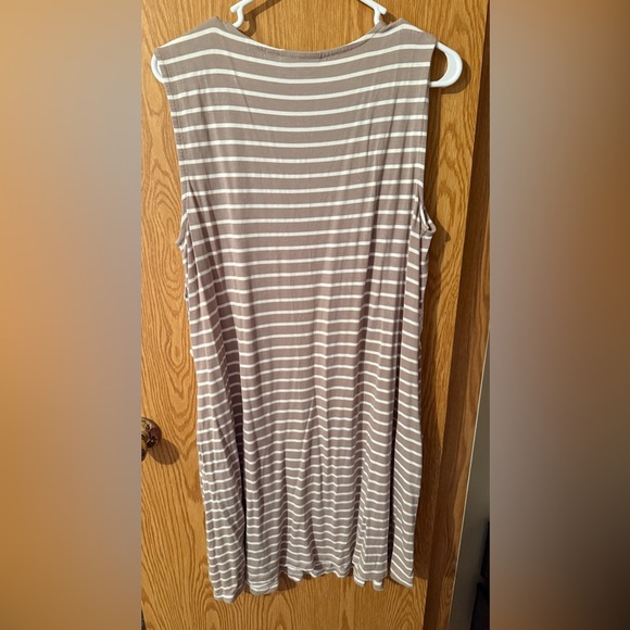 Sleeveless Dress with Lace Floral Design - Picture 7 of 7